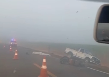 Homem morre após caminhonete invadir pista contrária e bater de frente com moto