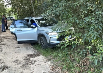 Assaltantes armados invadem residência, rendem família e fogem com carro