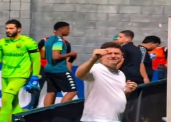 Após eliminação do Cuiabá na Copa Verde, Cristiano discute com torcida no gramado do Dito Souza