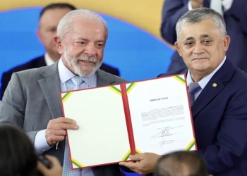 José Guimarães assume ministério e fala em “derrotar o fascismo”