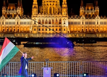 Oposição vence na Hungria e põe fim a 16 anos de governo Orbán