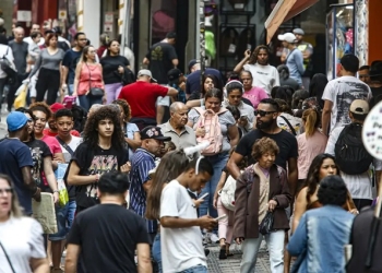 População no Brasil cresce em ritmo menor e está envelhecendo
