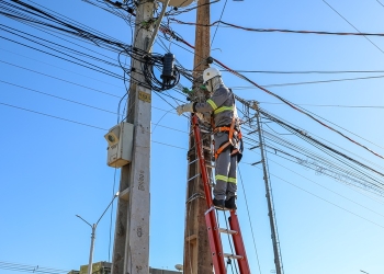 Operação contra cabos clandestinos recolhe mais de 400 kg de fios em desuso em Cuiabá