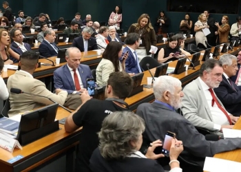 Pedido de vista adia votação da PEC do fim da 6×1 na CCJ da Câmara