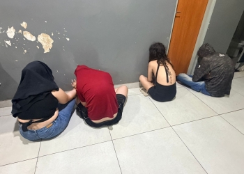 Seis suspeitos são presos com carro roubado e drogas em esconderijo de facção