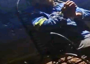 Filho é contido por familiares após agredir e ameaçar a própria mãe