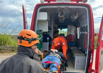 Colisão entre caminhonetes e carreta deixa ferido na MT-235