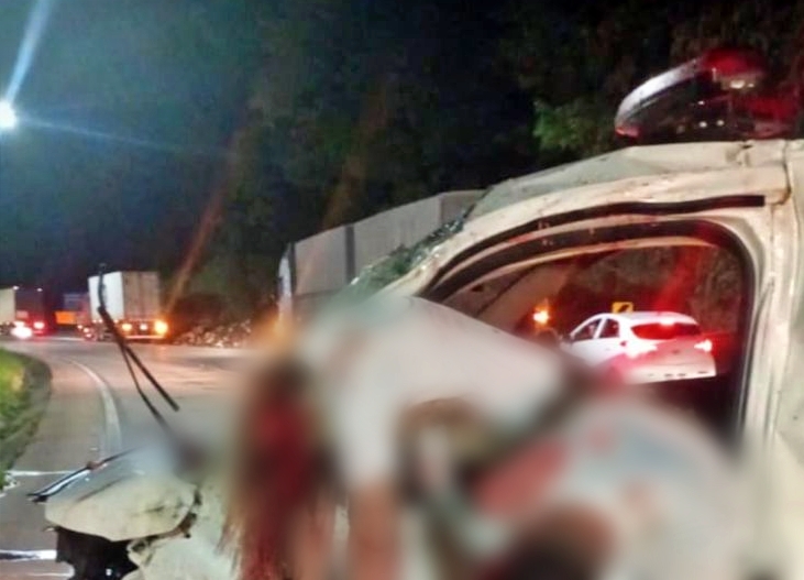 Técnica de enfermagem e motorista morrem em colisão entre ambulância e carreta na Serra de São Vicente