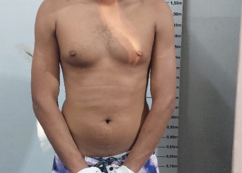 Homem agride mulher, joga bebê no chão e tenta atropelar companheira