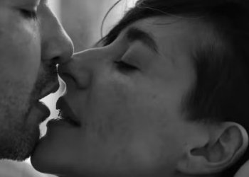 Caio Blat celebra aniversário da namorada com declaração apaixonada e foto sensual