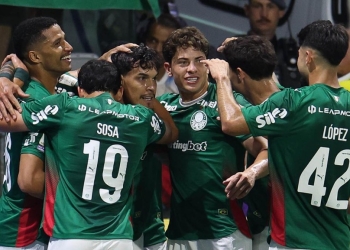 Palmeiras resiste com 10 e mantém liderança isolada ao bater Athletico-PR 