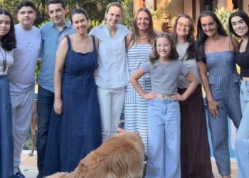 Ana Paula Renault reencontra familiares em BH e participa de missa de sétimo dia do pai
