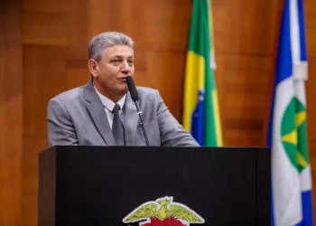 Juíza se declara impedida e trava análise de ação contra deputado por contrato de R$ 2,5 milhões