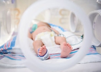 Bebê de 29 dias sofre parada cardíaca e Justiça garante transferência urgente em MT