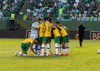 Hernandes faz dois, Cuiabá bate o Goiás na Serrinha e quebra tabu como visitante após 323 dias
