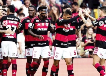 Flamengo goleia o Coritiba no Maracanã e vai para a pausa na vice-liderança do Brasileirão