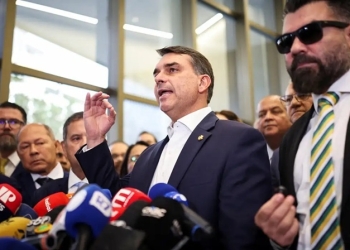 Flávio Bolsonaro confirma encontro com Vorcaro após banqueiro ter sido preso