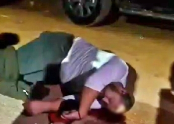 Jovem é executado com tiros na cabeça em frente de conveniência em MT; veja vídeo