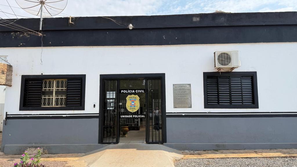 Homem é preso após ameaçar esposa com pistola e faca dentro de hospital em MT