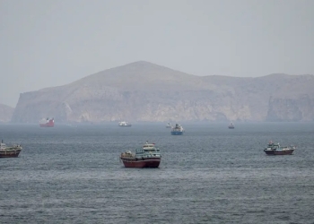 Mísseis atingem navio de guerra dos EUA que tentava entrar em Ormuz