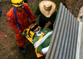Homem sofre acidente após cair de um silo de sete metros de altura e precisa ser socorrido por bombeiros