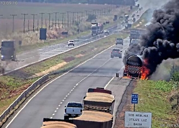 Incêndio em carreta com etanol interdita BR-163 e mobiliza força-tarefa em MT