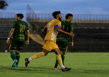 Luverdense sai na frente, cede gol de empate no fim e deixa classificação para rodada final