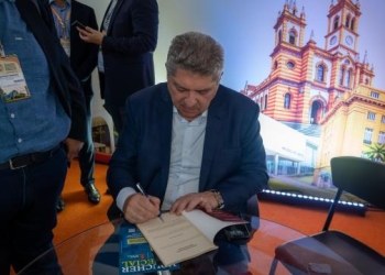 Maluf lança livro