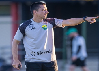 Elenco do Cuiabá treina no CT do Sport e encerra preparação para visitar o Naútico