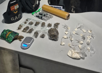 Suspeito tenta fugir mas acaba preso com cocaína, maconha e lança-perfume durante ação da PM