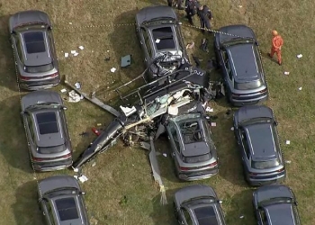 Seis morrem após helicópteros se chocarem no ar e caírem sobre estacionamento