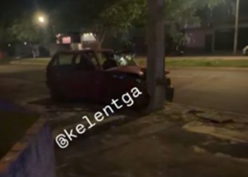 Adolescente de 14 anos fica gravemente ferido após carro atingir poste em Tangará da Serra