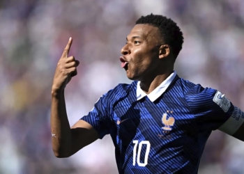 França supera paralisação de duas horas e vence Iraque pela Copa do Mundo