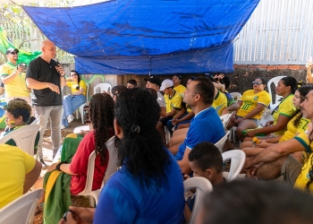 Prefeito anuncia asfalto no Serra Dourada durante jogo do Brasil no Minha Rua é Show de Bola