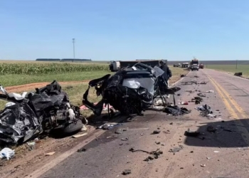 Casal de idosos morre em colisão envolvendo carro e dois caminhões na BR-364