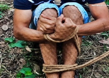 Família recebe foto de jovem amarrado em mata após sequestro pelo Comando Vermelho