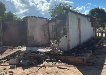 Homem tenta matar companheira com facão e incendeia residência em MT