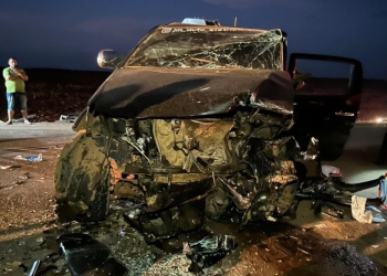 Motorista é socorrido em estado grave após colisão frontal entre Hilux e Corolla