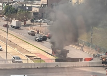 Caminhão é destruído por incêndio