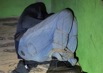 Jovem é resgatado amarrado durante ‘tribunal do crime’; dois suspeitos são presos