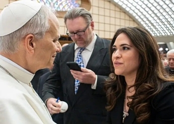 Papa nomeia primeira mulher para liderar comunicações do Vaticano