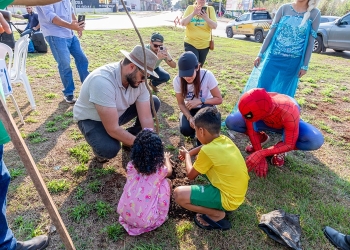 Prefeitura de Cuiabá planta centenas de mudas no Pedra 90 em 2ª edição do Craques da Natureza