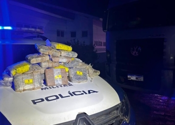Polícia Militar prende caminhoneiro com 27 quilos de maconha skank em Água Boa