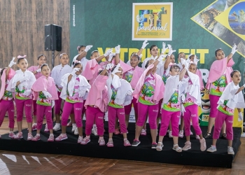 Siminina encanta público com coral em Libras na FIT Pantanal 2026