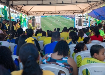 Prefeitura leva telão em ruas de Cuiabá e reúne moradores para acompanhar jogo do Brasil