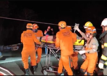 Motorista é socorrido preso às ferragens após carreta tombar na BR-070; veja vídeos