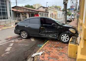 Criança e dois adultos são socorridos após acidente entre carros no centro de Cuiabá