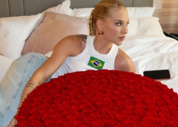 Virginia Fonseca posa com buquê gigante de rosas vermelhas e gera curiosidades em fãs