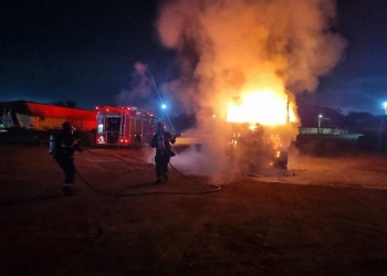 Incêndio de grandes proporções consome cavalo mecânico de carreta em MT