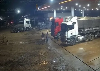 Jovem é baleado enquanto abastecia carro em posto de combustíveis